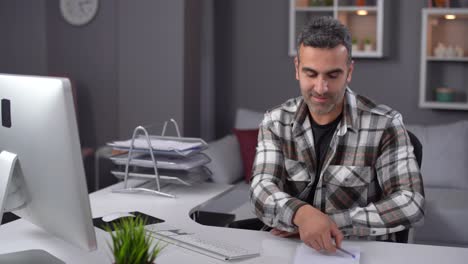 trabajador de oficina en casa feliz.