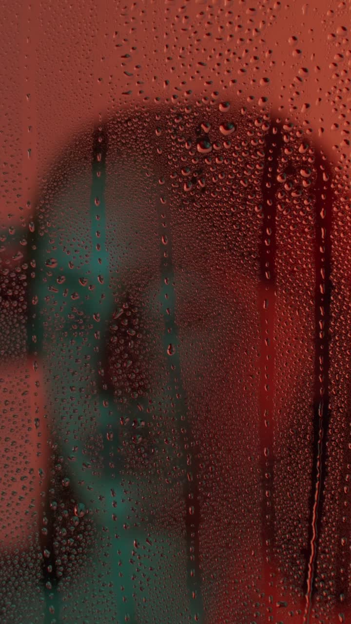 gotas de agua en una ventana de color