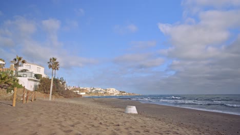 Zeitraffer-An-Einem-Leeren-Strand-An-Einem-Bewölkten-Tag