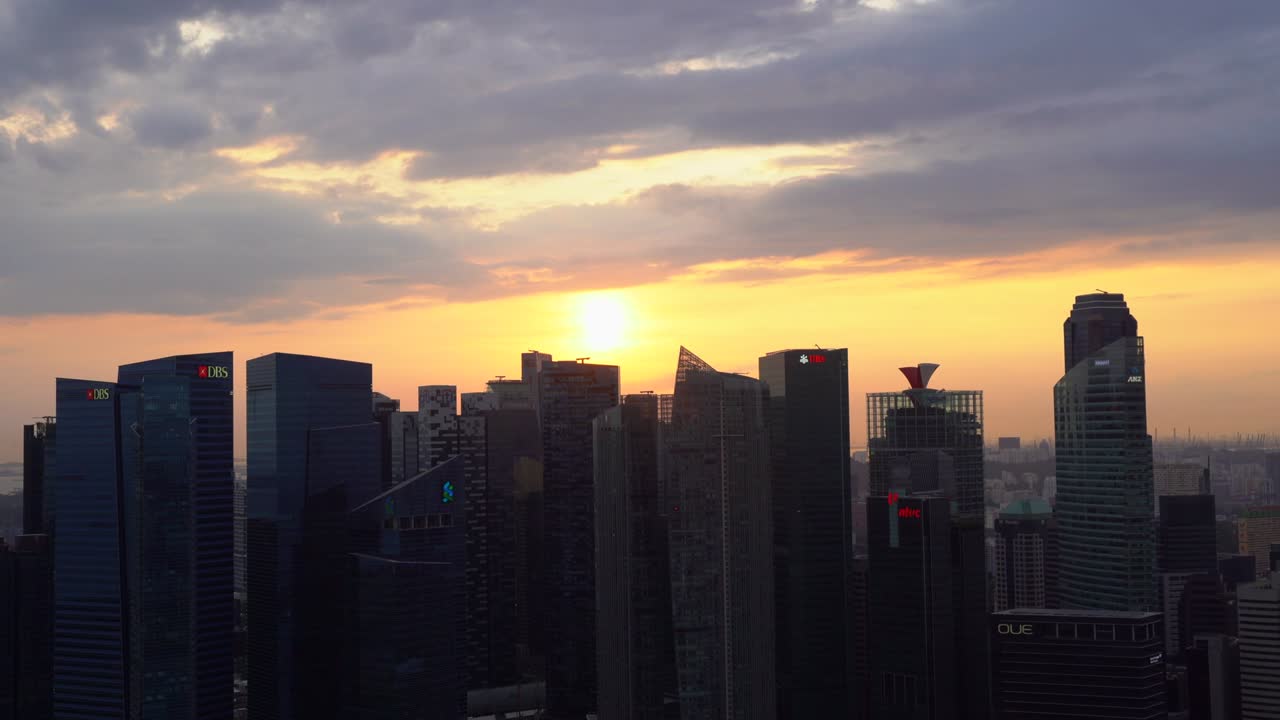 Vista aérea del atardecer en un distrito de negocios de Singapur