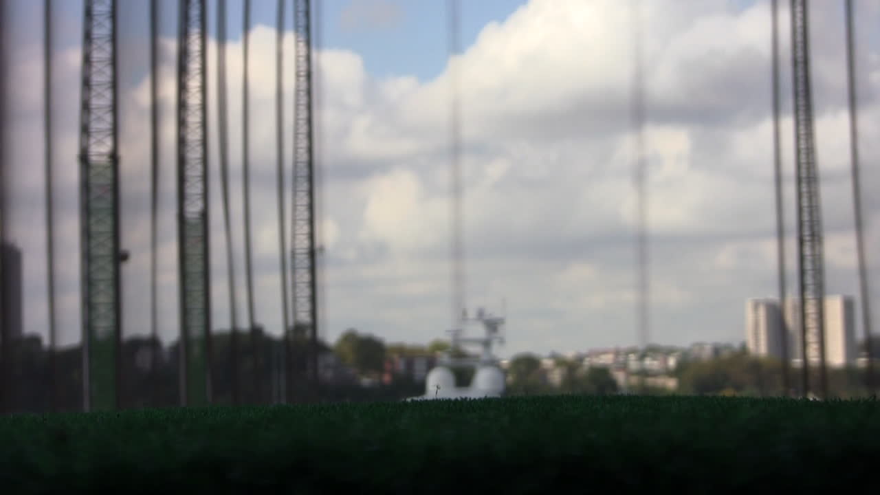 골프 드라이버가 골프 연습장에서 약간의 훅을 쐈습니다.