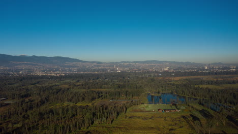 Hiperlapso-Aéreo-De-Xochimilcop-Con-La-Ciudad-De-México-Al-Fondo