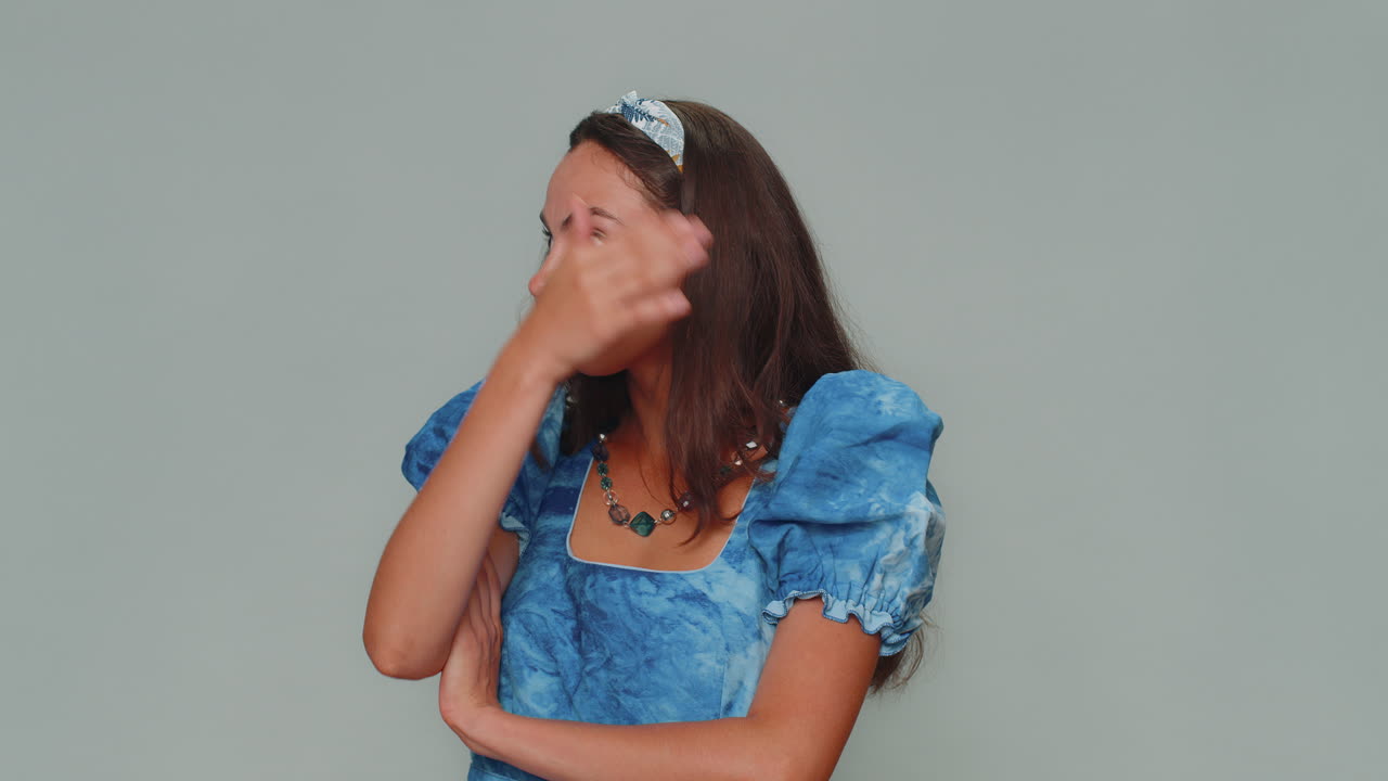 화를 내는 예쁜 젊은 여성 얼굴 손바닥 제스처, 지루한 느낌, 결과에 실망, 나쁜 소식