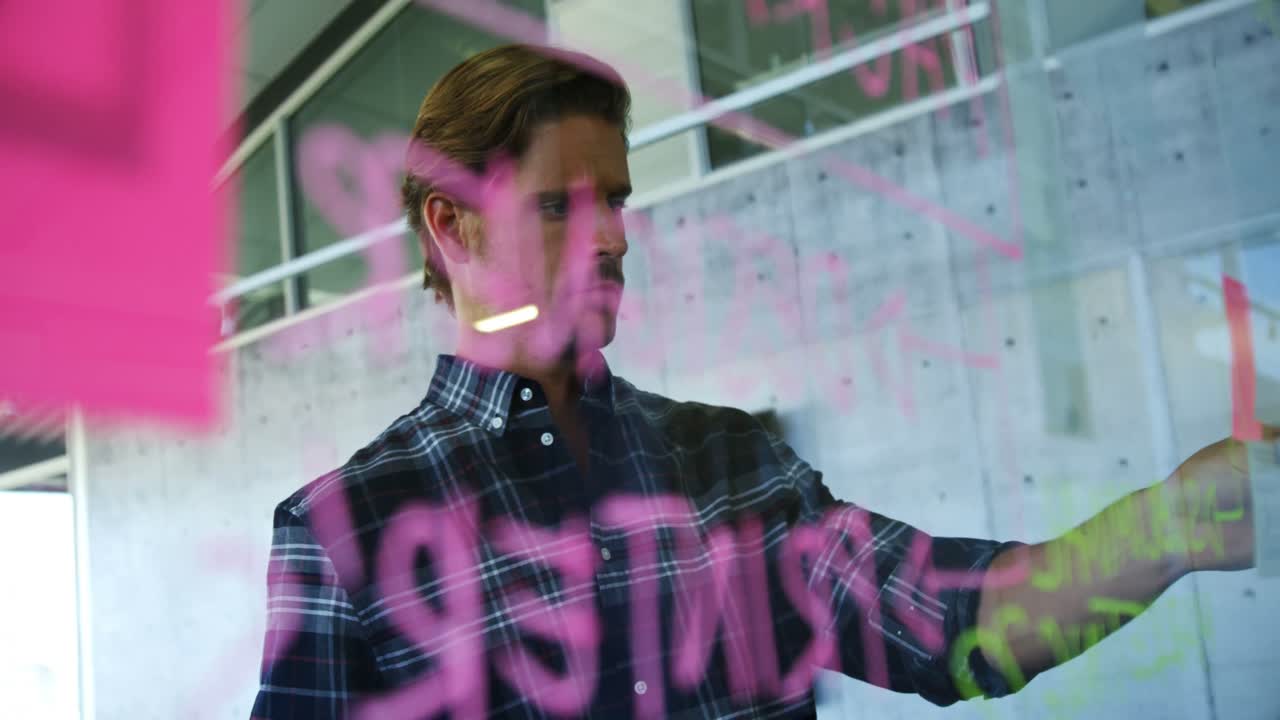 ejecutivo masculino mirando notas adhesivas