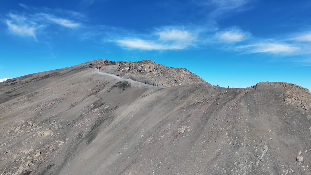 아프리카의 활기찬 하늘 아래의 우루루 봉우리의 공중 촬영, 킬리만자로 산, 회전하는 드론 촬영