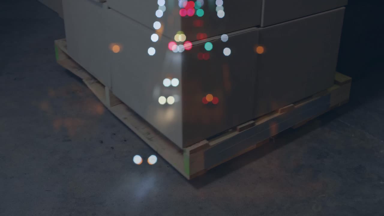 밤에 카톤을 가진 탑 트럭 위의 도로의 애니메이션