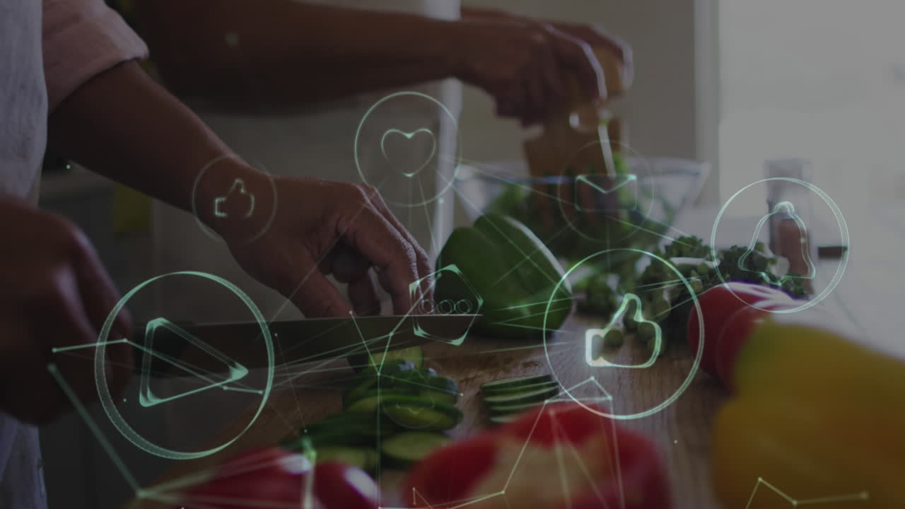 animación de redes de conexiones con iconos sobre la sección media de dos personas cocinando