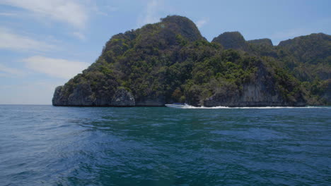 Boats-along-the-edge-of-the-Phi-Phi-Islands-in-Thailand