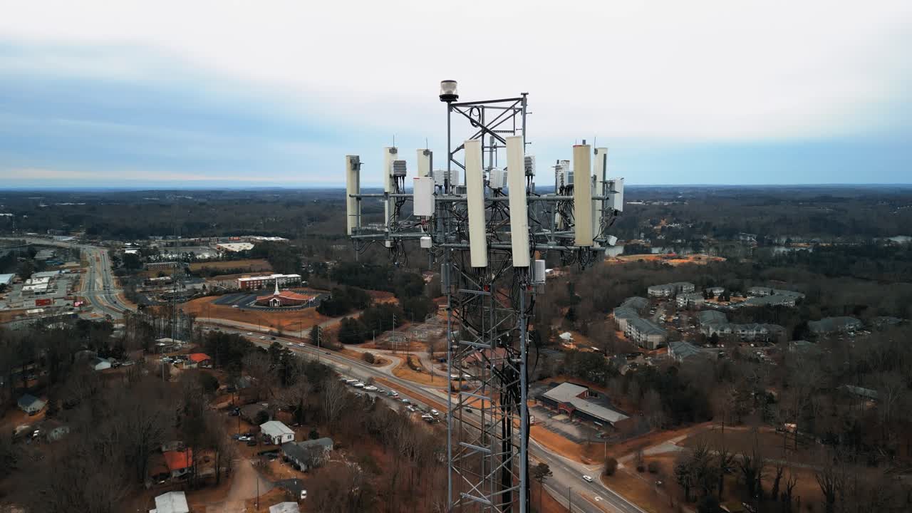 disparo aéreo de inclinación de la torre de teléfono celular en la naturaleza