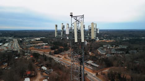 Toma-Aérea-Inclinada-De-La-Torre-De-Telefonía-Celular-En-La-Naturaleza