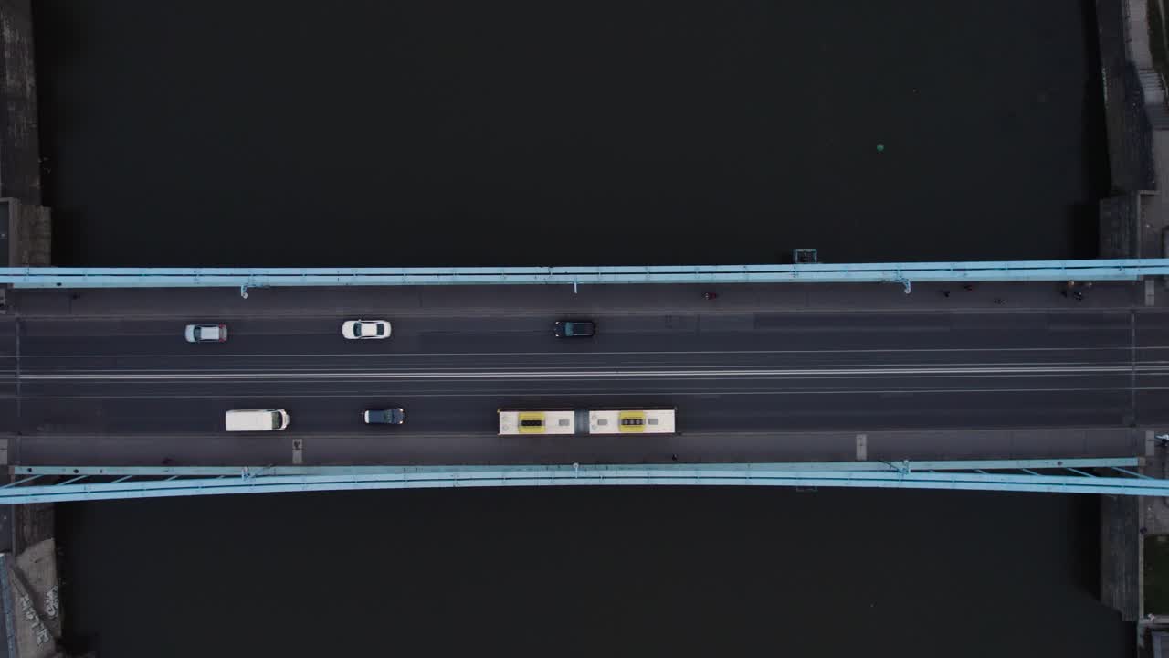 波蘭弗羅茨瓦夫：兩節車廂電車橫跨奧得河上的格倫瓦爾德橋