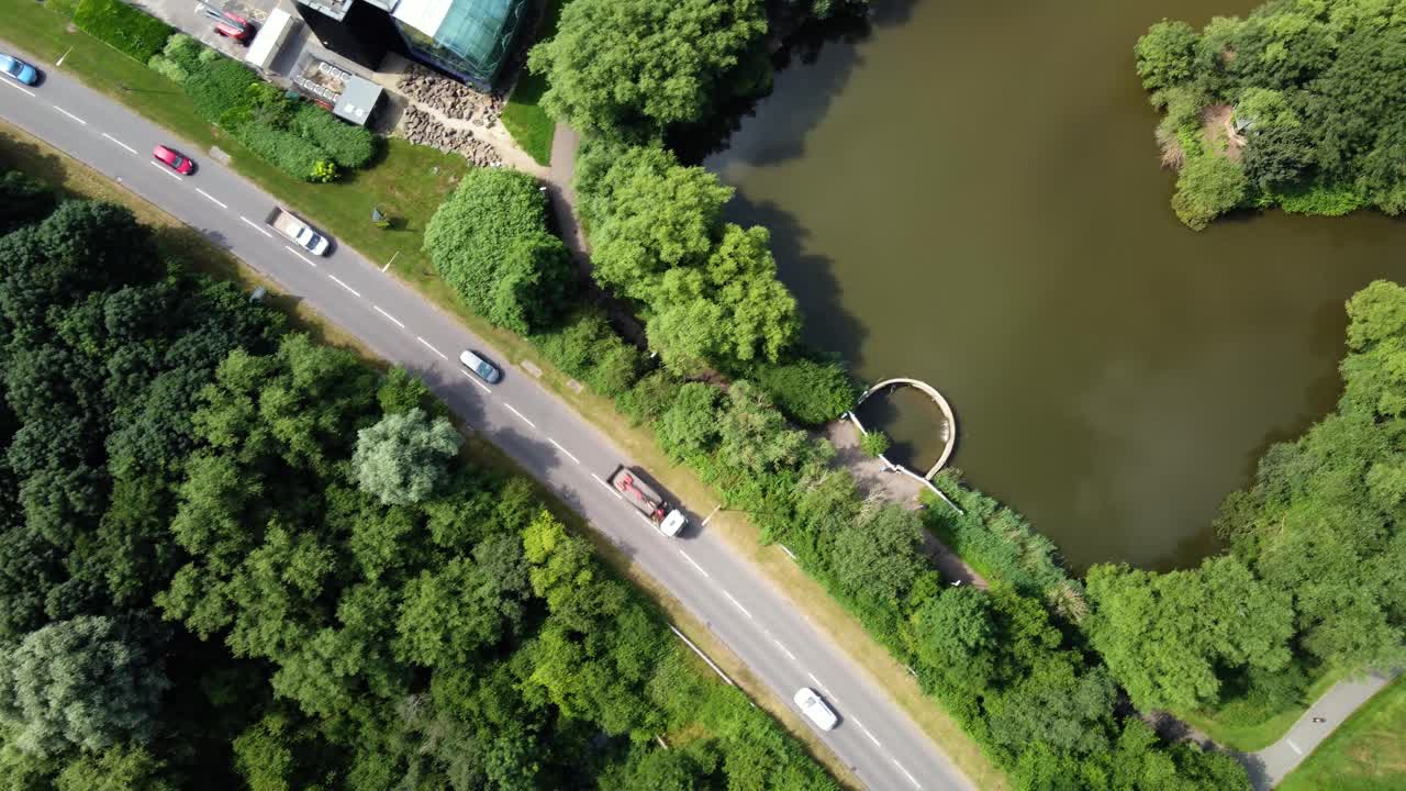 도로, 숲, 호수 위의 조감도, 천천히 왼쪽에서 오른쪽으로 비행