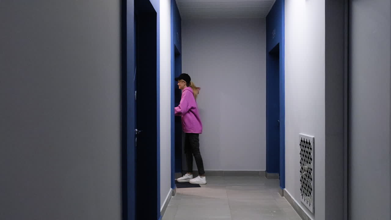 persona de entrega que entrega las cajas de cartón