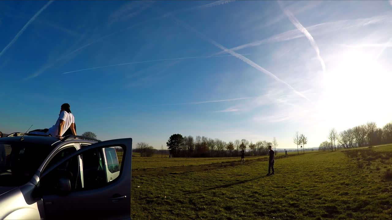 두 남자가 축구를 하고 있다 - 나머지는 휴식을 취하고 있다 - 독일 어딘가의 아름다운 겨울날