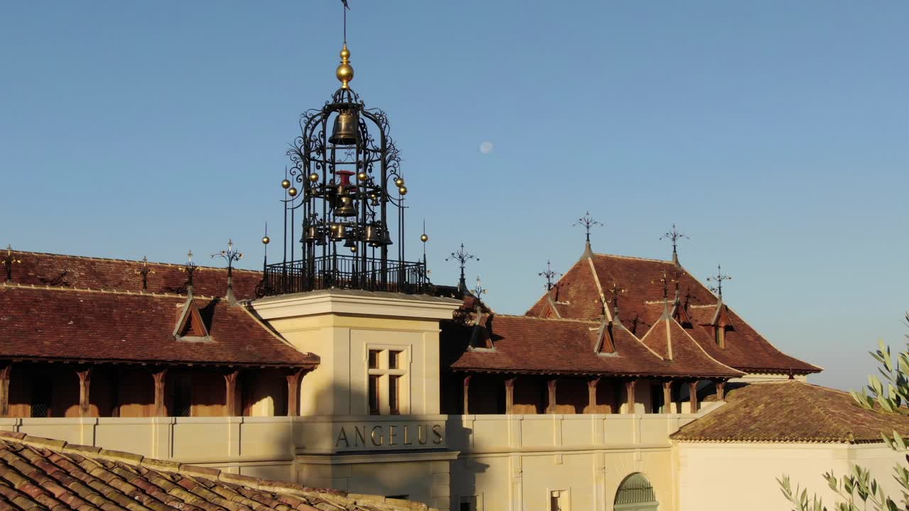 un avión no tripulado volando sobre la bodega chateau angelus, en saint-emilion, en francia