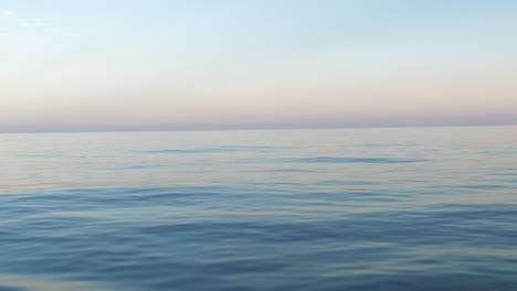 Un-Día-Tranquilo-En-El-Océano-Sin-Olas-Y-Cielo-Azul