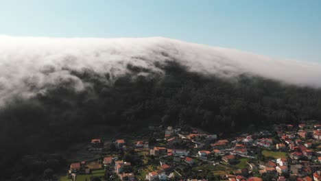 escena de vuelo de cuento de hadas cerca de una formación de nubes lenticulares cerca del pueblo de monte de santa tecla galicia, españa