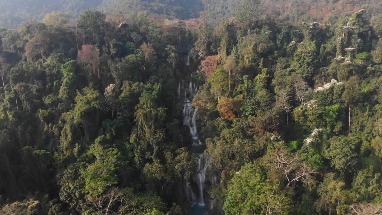 Volo all'indietro sulle cascate Kuang Si in Laos all'alba, aerea