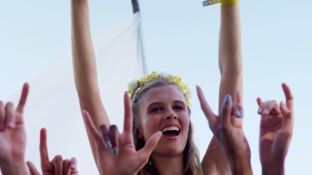 음악 페스티벌 4k에서 즐거움을 느끼는 여자