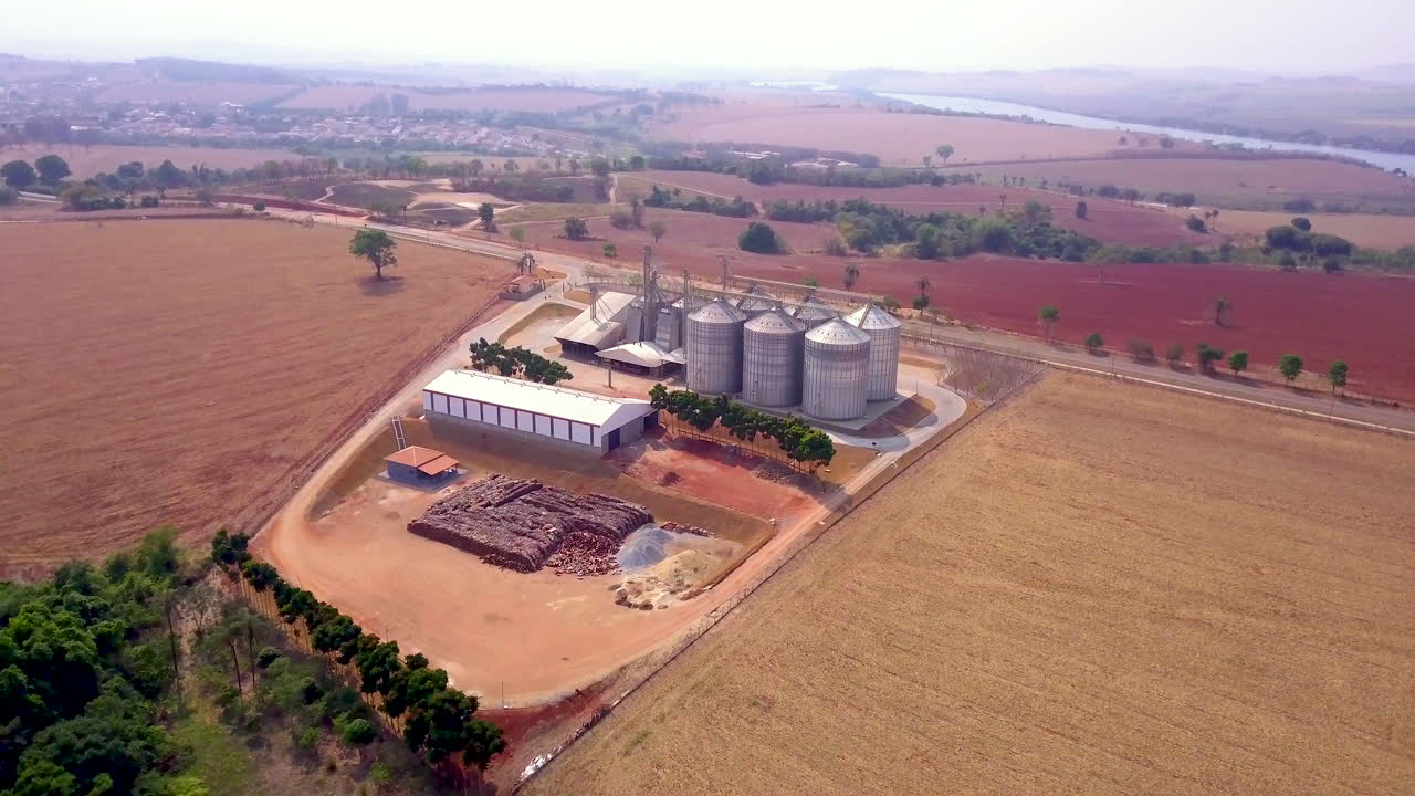 Luftbild von Fabriken mit Getreidesilos