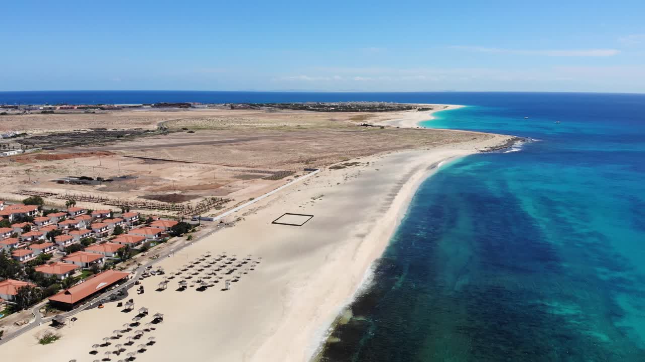 vista aérea del idílico paisaje de playa vacío en sal cabo verde