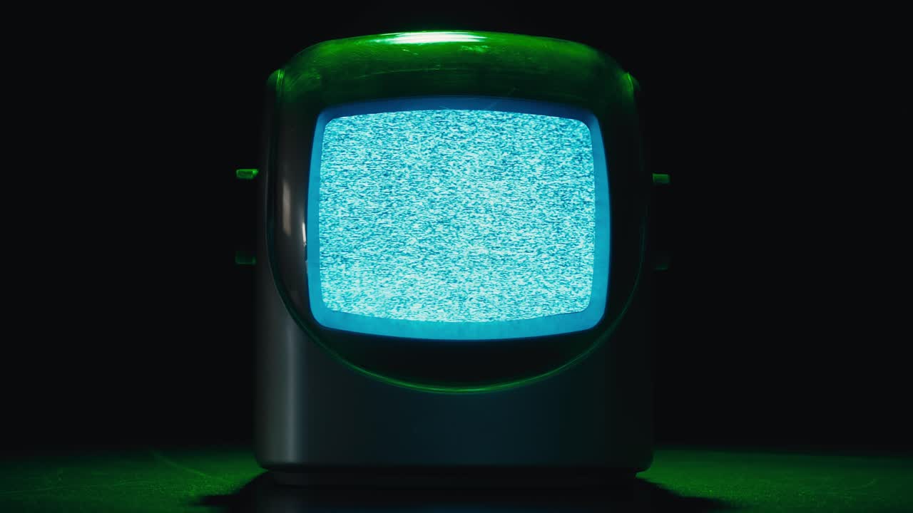 레트로 tv, 노스탈기적인 설정으로 빈티지 tv, 레트로 tv는 화면에 곡물을 표시합니다, 무서운 할로윈 밤 장치, 크로마 키 및 그린 스크린에 좋습니다.
