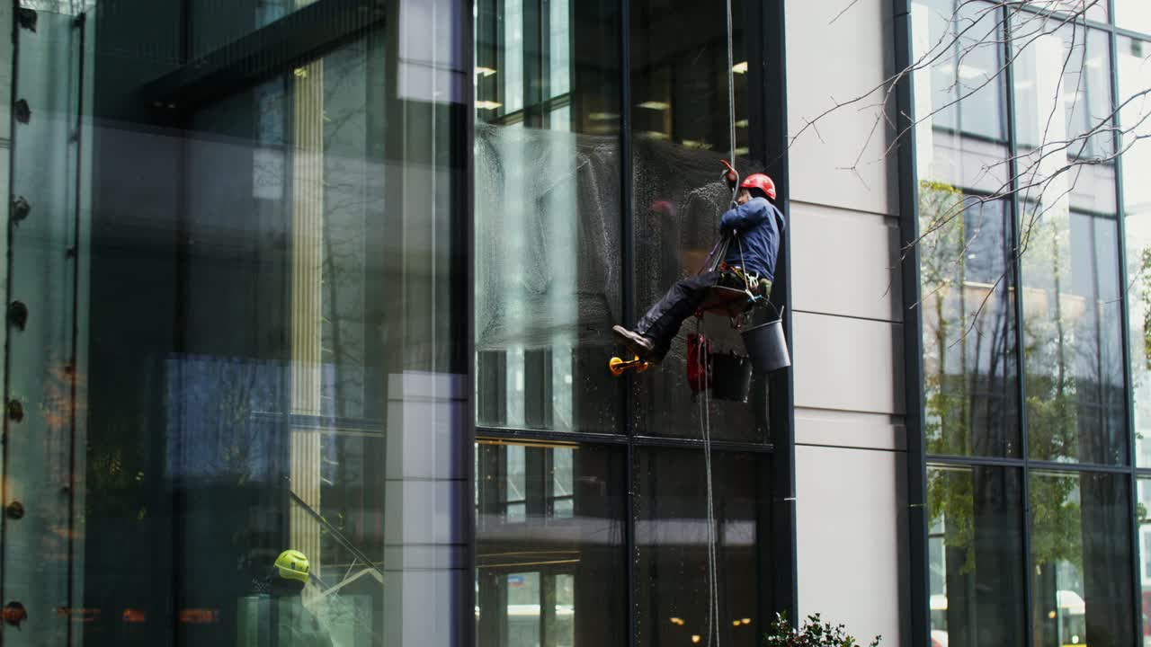 limpieza de ventanas de un edificio moderno de gran altura