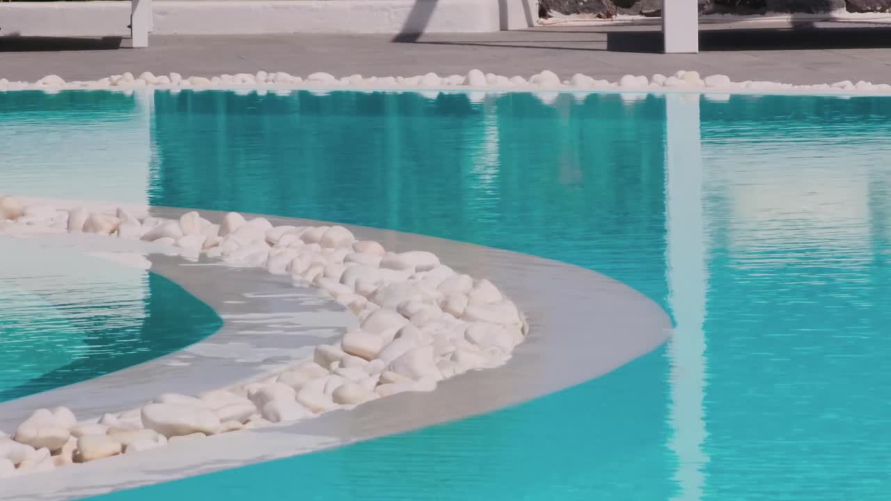 Krystalklart vand i hotellets swimmingpool