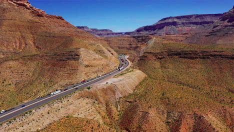 Imágenes-Aéreas-Del-Paso-Del-Río-Virgin-Y-La-Autopista-Quince-En-El-Norte-De-Arizona