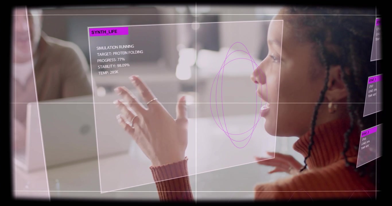 Un presentatore alza la mano e parla, manipolando pannelli AR e disegnando grafici viola per una demo tecnologica.