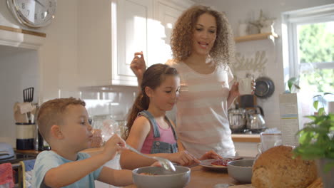familia en casa comiendo desayuno juntos en la cocina