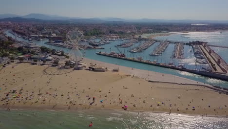 El-Famoso-Resort-De-Rimini,-La-Rueda-De-La-Fortuna-Y-La-Costa-En-Italia-Durante-El-Verano---Toma-Aérea-De-Drones