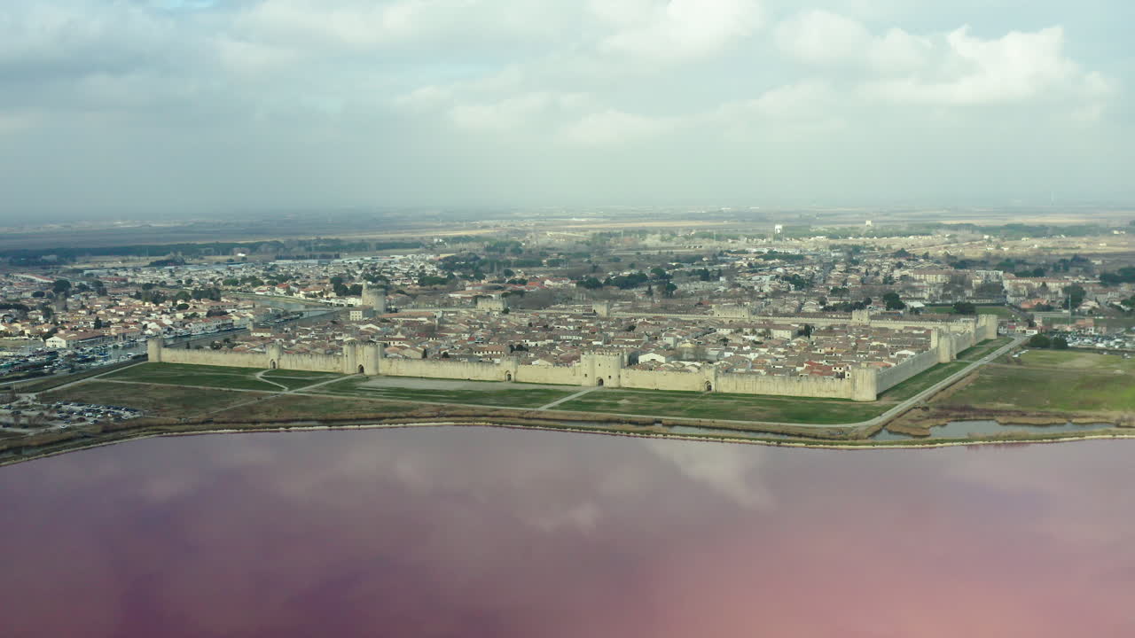 aigues-mortes의 중간 고도 항공 사진, 전면에 분홍색 소금. 프랑스