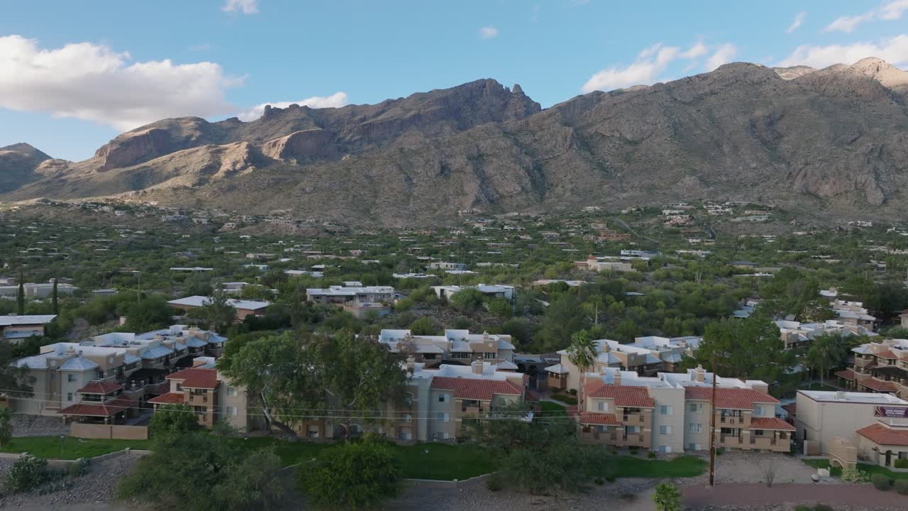 hermosa cordillera de las estribaciones de catalina en la ciudad del desierto de sonora, tucson, arizona, vista por un dron