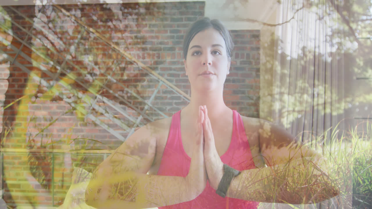 animación del jardín sobre mujer practicando yoga, haciendo ejercicio en casa