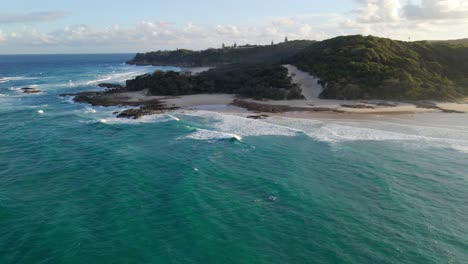 Frenchmans-Beach-And-Bay-In-Point-Lookout---Promontorio-En-North-Stradbroke-Island,-Australia