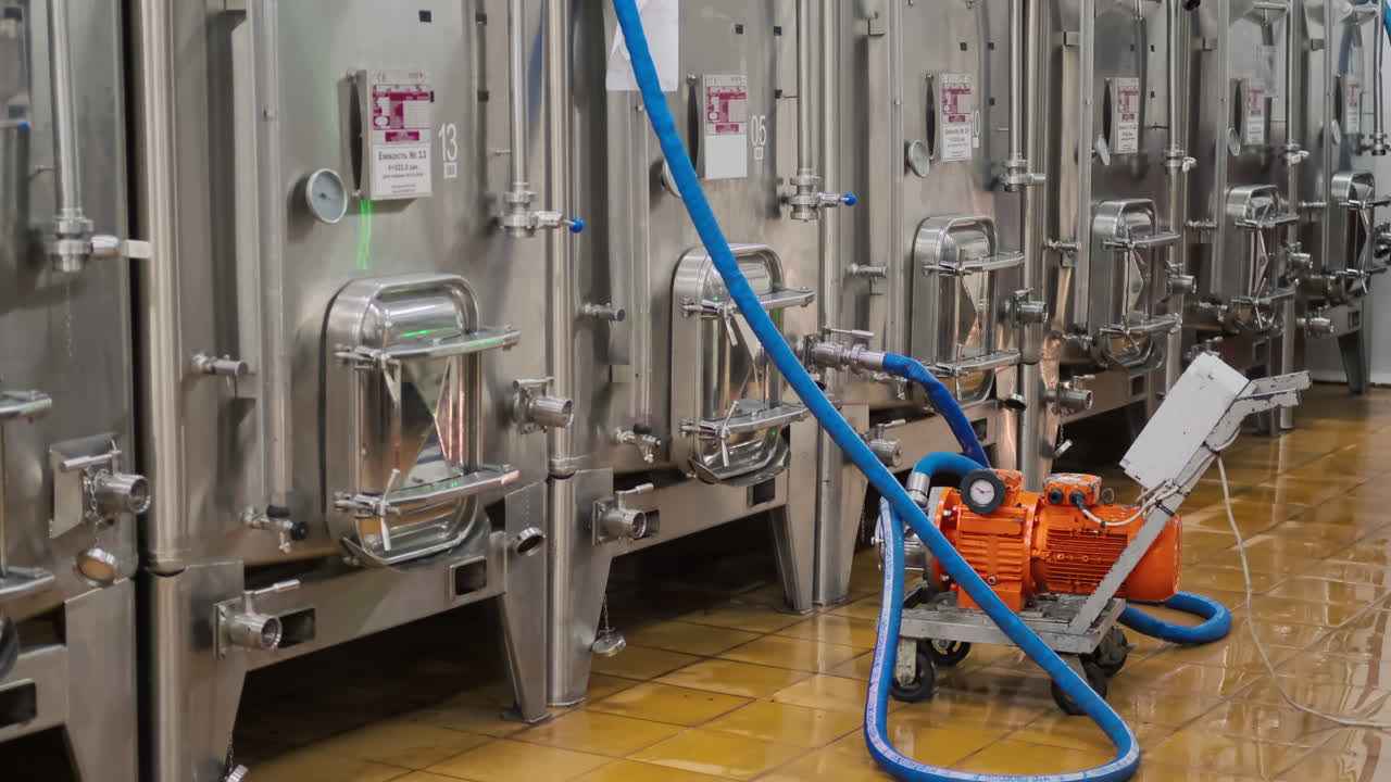 tanques y equipos industriales en una instalación de procesamiento de alimentos