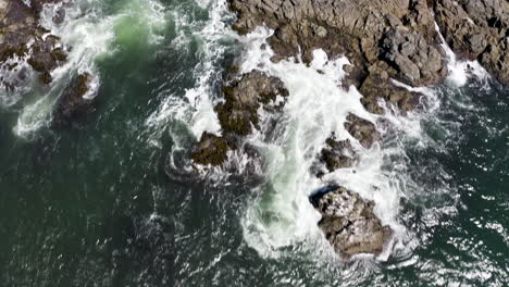 Empuje-Aéreo-E-Inclinación-Hacia-Arriba-Sobre-Olas-Rompientes-En-El-Rancho-Rocky-Sea,-Costa-De-California