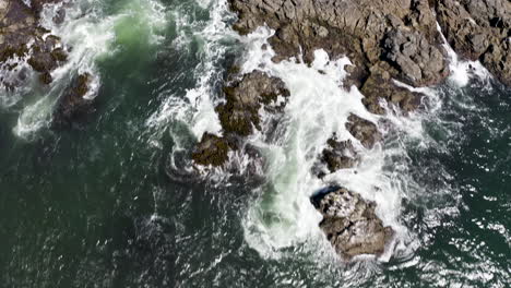 empuje aéreo e inclinación sobre las olas rompientes en el rancho marino rocoso, costa de california