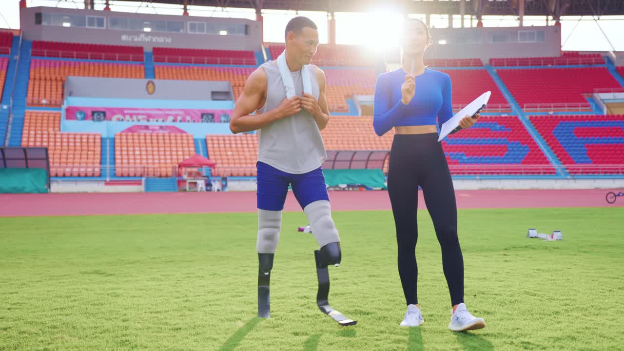 경기장 에 있는 운동 선수 와 코치