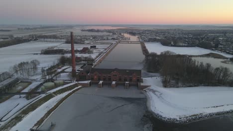 Niederlande-Morgens-Mit-Alter-Wasserpumpstation-In-Friesland