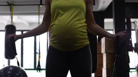 Schwangeres-Weibliches-Fitnessmodell,-Das-Körpergewichtsübungen-In-Einem-Fitnessstudio-Durchführt,-Um-Sich-Während-Ihres-Dritten-Trimesters-Der-Schwangerschaft-Fit-Zu-Halten-4