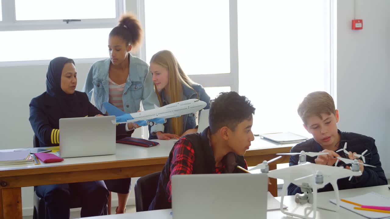 niños discutiendo sobre drones y aviones modelo 4k