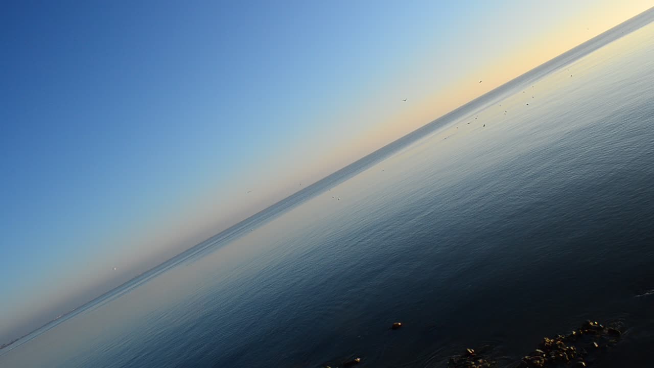 Ciel bleu et mer. Paysage marin