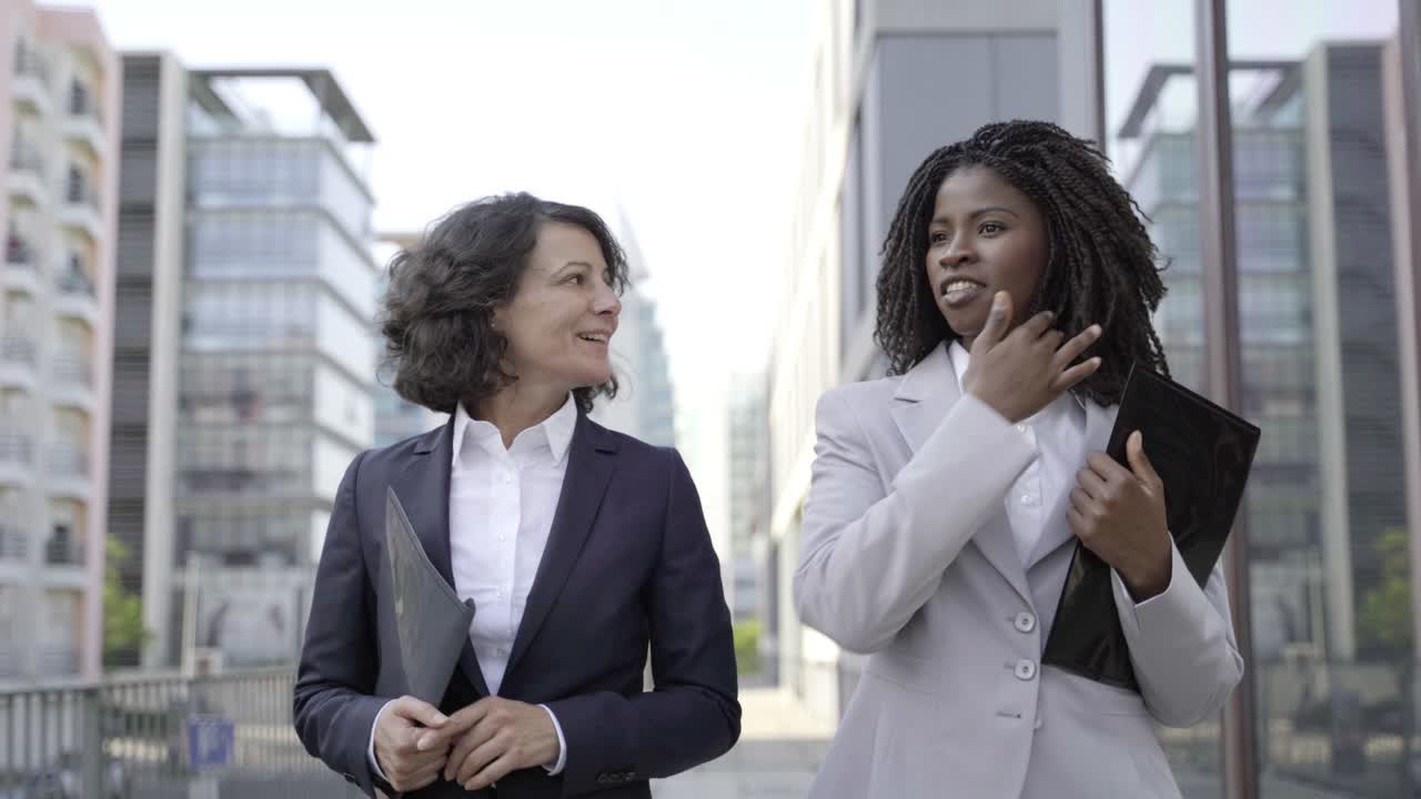 mujeres de negocios profesionales caminando y hablando