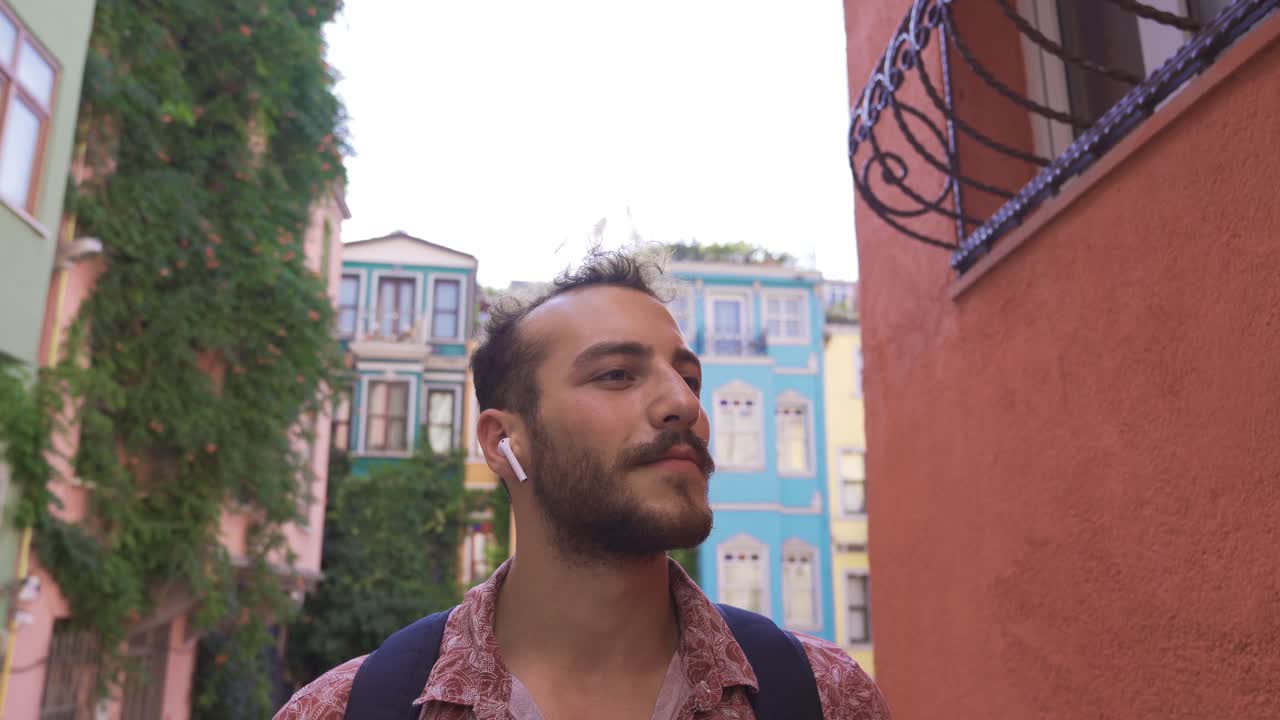 un joven viajero en un viaje turístico.