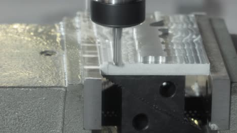 máquina de fresado cnc para metalurgia. corte de metal tecnología de procesamiento moderna.