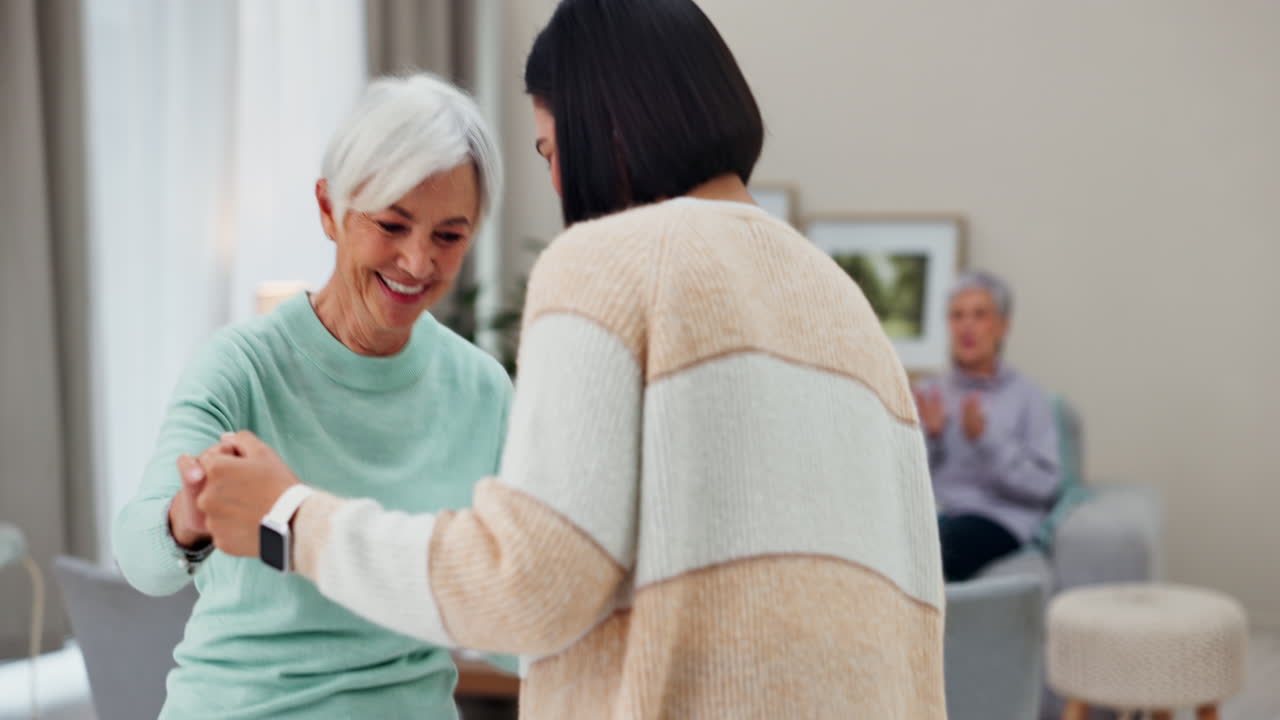 춤추는, 노인 여성과 에너지를 가진 돌보는 사람