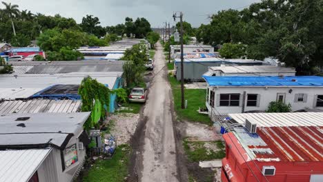 parque de casas móviles en florida con daños causados por el reciente huracán