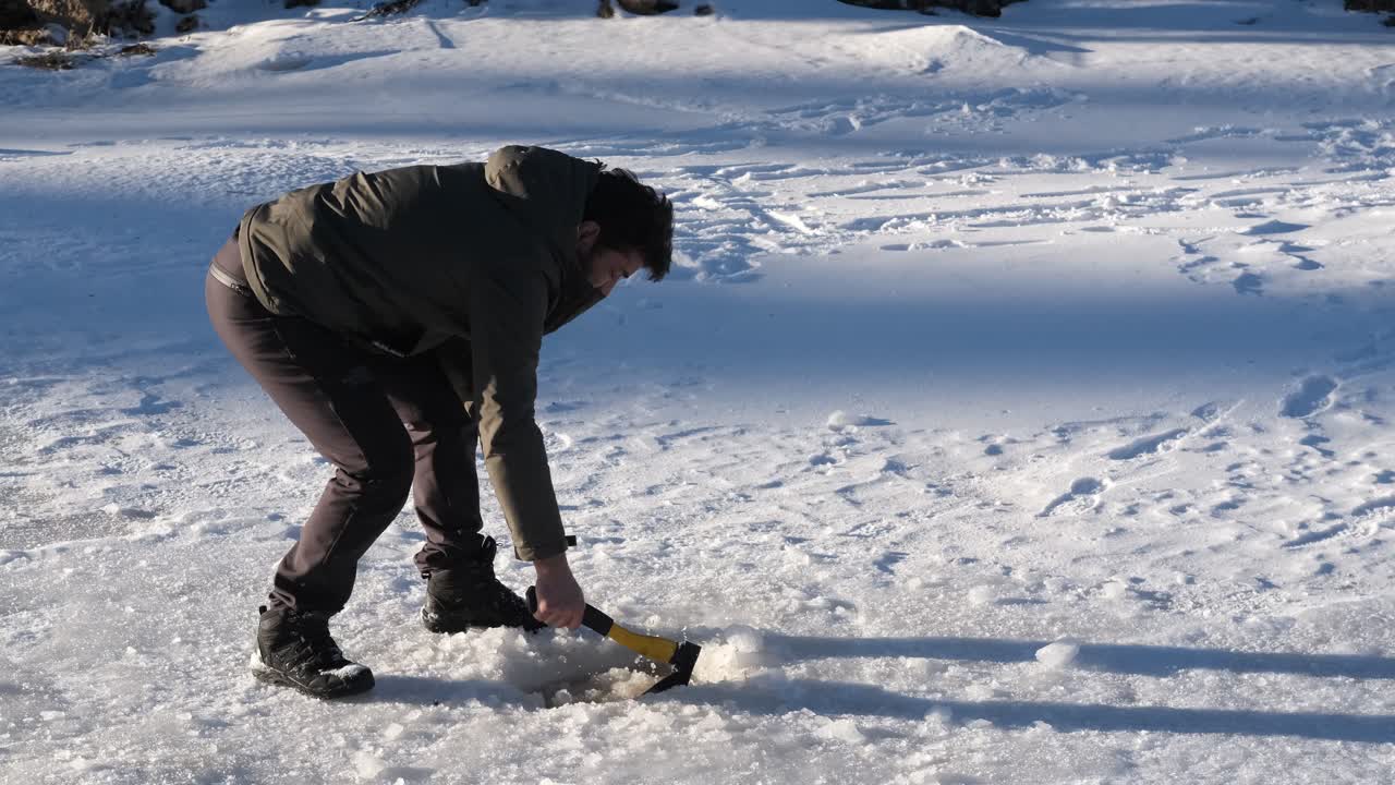 남자 얼음 구멍